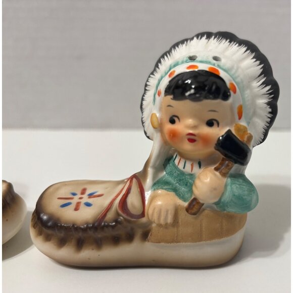 Vintage Native American Figurine Salt & Pepper Shakers Moccassin Tomahawk - Picture 2 of 7